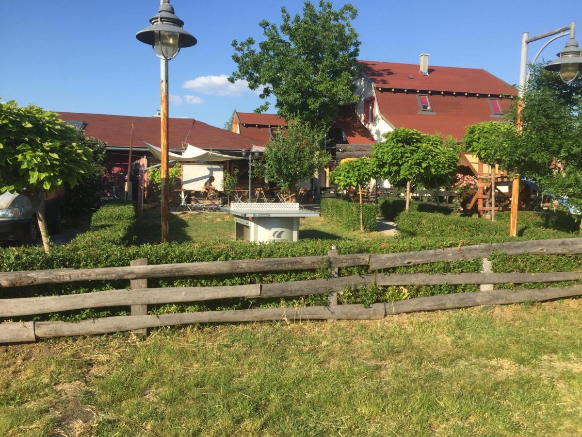 Keresz Panzio Bed and Breakfast Martely Εξωτερικό φωτογραφία