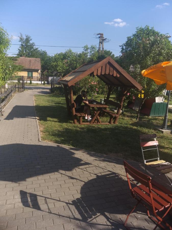 Keresz Panzio Bed and Breakfast Martely Εξωτερικό φωτογραφία