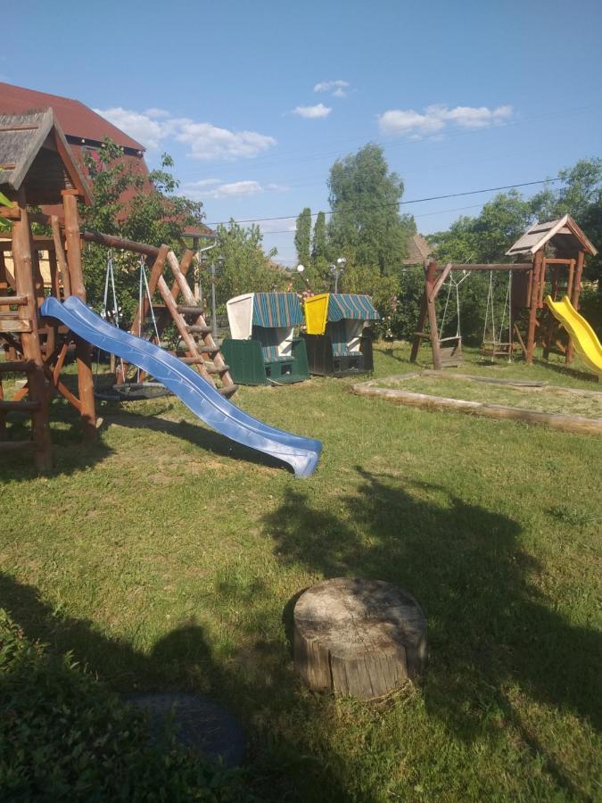 Keresz Panzio Bed and Breakfast Martely Εξωτερικό φωτογραφία